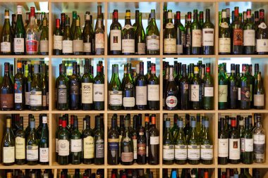 Saint Petersburg, Rusya - 12 Aralık 2017: Dolap açık şişe alkol ile. Farklı markalar.