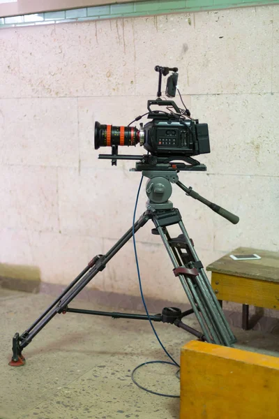 Process of filming. Big movie camera on a tripod. — Stock Photo, Image