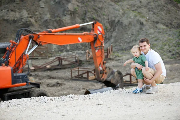 Jeune Père Son Fils Sur Chantier Ils Admirent Pelle Plan Images De Stock Libres De Droits