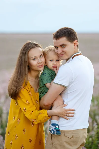 Jeune Famille Avec Bébé Sur Fond Champ Lavande Joyeux Loisirs Images De Stock Libres De Droits