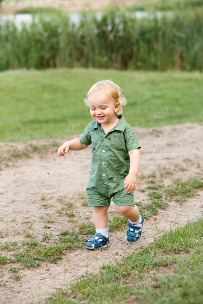 Roztomilý Chlapeček Kráčí Pěšině Pozadí Rákosí Procházka Parku Rodinný Život — Stock fotografie