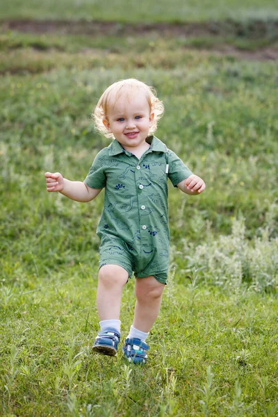 Trávě Běhá Malý Chlapec Procházka Parku Svisle Zarámovaný Snímek — Stock fotografie