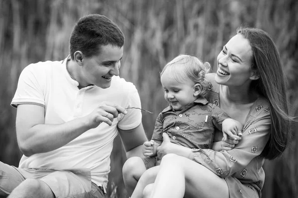 Familjeliv Porträtt Föräldrar Och Deras Son Bakgrunden Naturen Parken Glad — Stockfoto