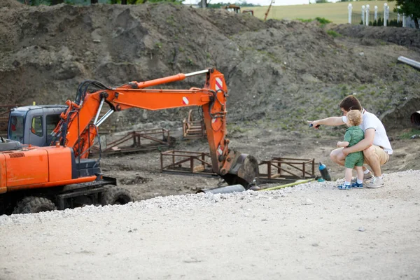 Joven Padre Hijo Una Obra Construcción Miran Excavadora Tiro Con — Foto de Stock