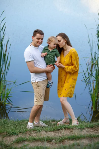 가정생활 부모와 아들이 공원에서 야외에서 가족들과의 즐거운 이론적 형태의 — 스톡 사진