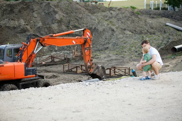 Joven Padre Hijo Una Obra Construcción Miran Excavadora Tiro Con — Foto de Stock