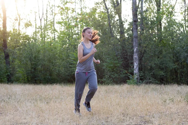 Eine Brünette Läuferin Joggt Park Sportlicher Lebensstil Horizontal Gerahmte Aufnahme lizenzfreie Stockfotos