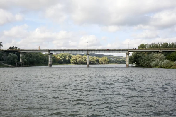 Flodbron Ett Stadigt Flöde Vatten Träd Båda Sidor Floden Horisontellt — Stockfoto