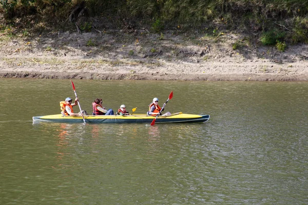 Chisinau Repubblica Moldova Ottobre 2020 Kayaker Nuotano Lungo Fiume Colpo — Foto Stock