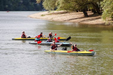Chisinau, Moldova Cumhuriyeti - 04 Ekim 2020: Bir grup kanocu nehir boyunca yüzüyor. Yatay çerçeveli çekim.