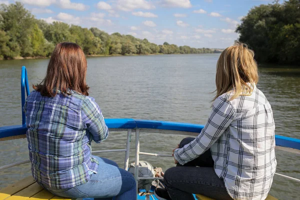 Due Donne Siedono Sulla Prua Dello Yacht Guardano Fiume Lesbiche — Foto Stock