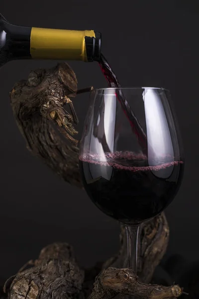 黒の背景の木ぶどうと赤ワインのガラス — ストック写真