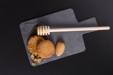 Bal ve bir siyah arka planda bir karton şeyl çerezleri