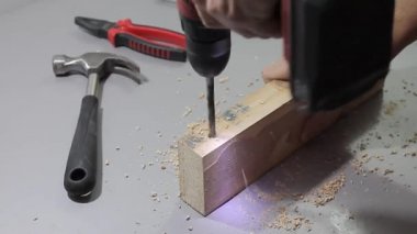 Bir tornavida ile çalışma