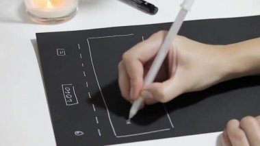 Prototipleme siyah kağıt üzerine bir site