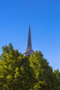 Kilisenin çan kulesi Bankası kapsayan ağaçları ile
