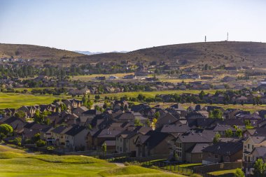 Golf sahası üzerinde kartal dağ evleri