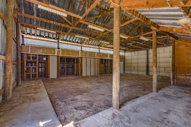 Ahır ahşap kirişler ile iç