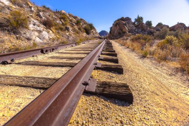 Düşük açılı tren rayları çölde