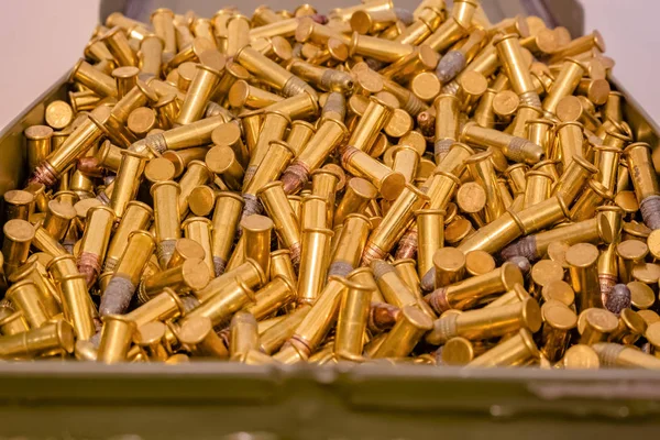 Πυρομαχικά κουτί γεμάτο σφαίρες — Φωτογραφία Αρχείου