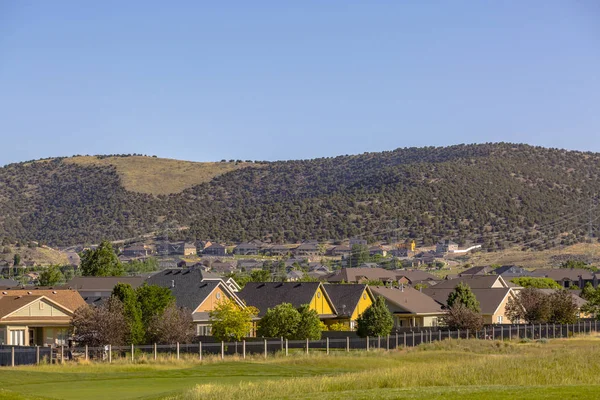 Eagle Mountain domów przez pole golfowe — Zdjęcie stockowe