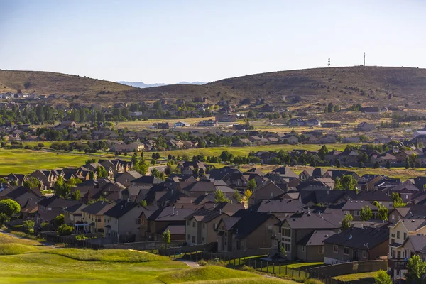 Golf sahası üzerinde kartal dağ evleri