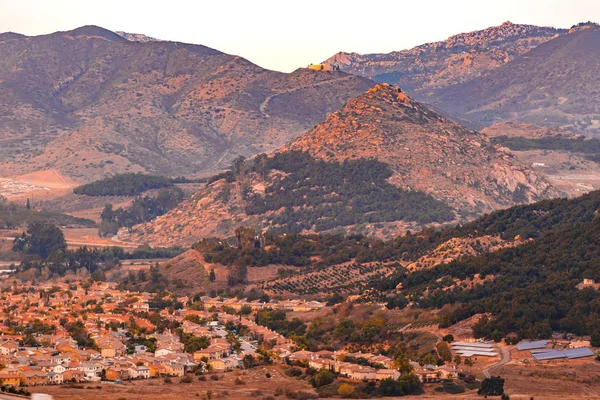 Fallbrook σπίτια κοντά στον 15 αυτοκινητόδρομο σούρουπο — Φωτογραφία Αρχείου