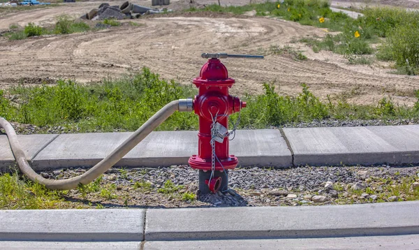 Manguera contra incendios y llave inglesa conectada a la boca de incendios — Foto de Stock