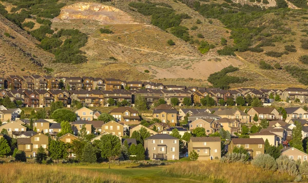 Highland alacakaranlıkta Hills evleri