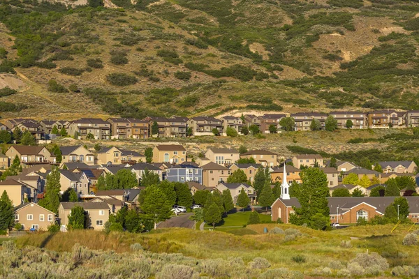 Mountians ile günbatımında yayla evleri