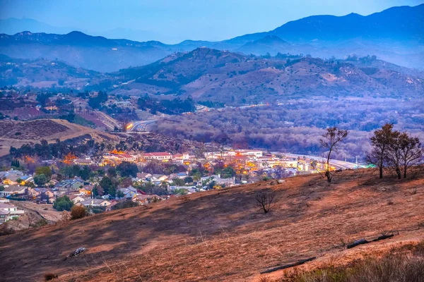 Colline vicino alle case colpite da un incendio in California — Foto Stock