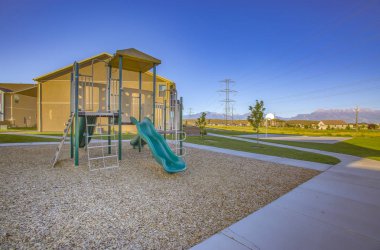 Gün batımında gölgede küçük Bahçesi