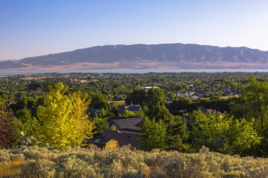 Dağlar ve şehri çevreleyen ile Utah göl