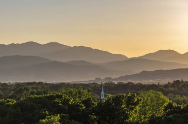 Mormon tapınağı görünümünü katmanları ile alacakaranlıkta