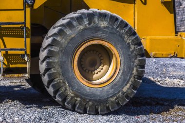 Tekerlek üzerinde bir inşaat sahasında traktör