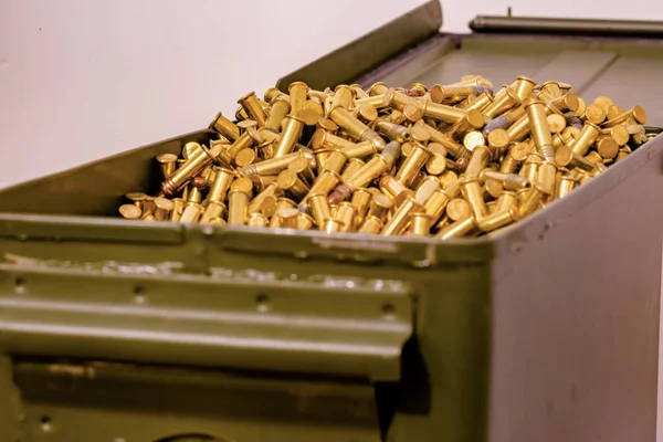 Amunicja otwarte, zielone pudełko pełne kul — Zdjęcie stockowe