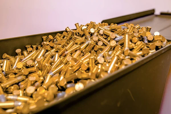 Caixa de munições aberta cheia de balas — Fotografia de Stock