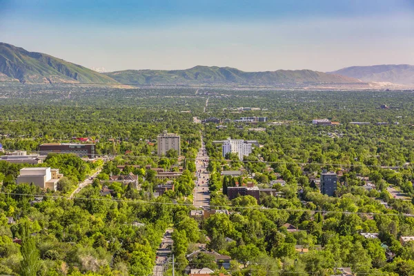 Salt Lake City weergaven met gebouwen en bergen — Stockfoto