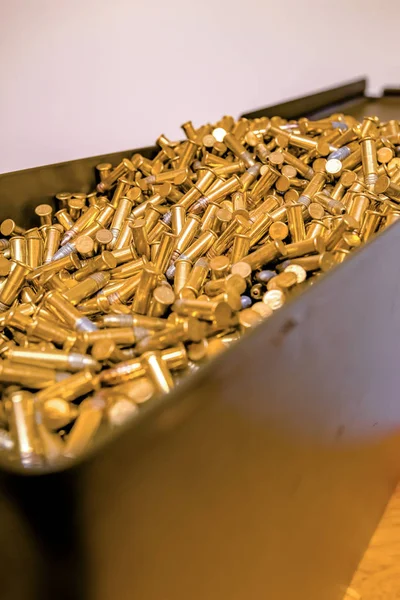 Side view amunicji pudełko pełne kul — Zdjęcie stockowe