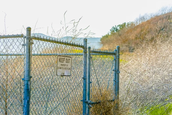 Znak z napisem utrzymać się na ogrodzenie — Zdjęcie stockowe