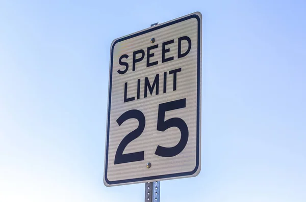 Speed limit sign viewed with a sky background — Stock Photo, Image