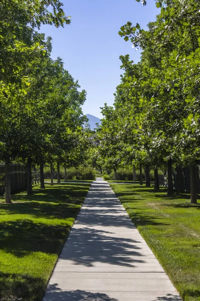 Symmetrical concrete path in Utah town — Stock Photo, Image