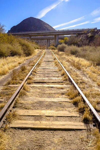 Tren yolu yol ve hill ile çölde