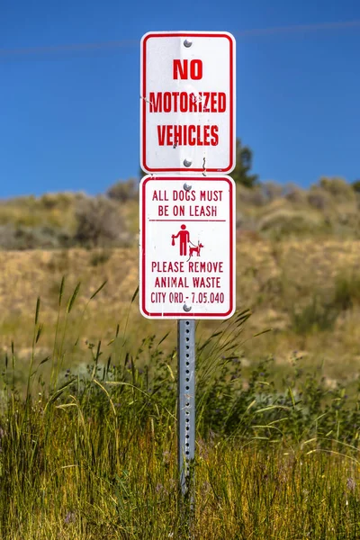 Vista de ningún vehículo motorizado y letrero de correa de perro — Foto de Stock