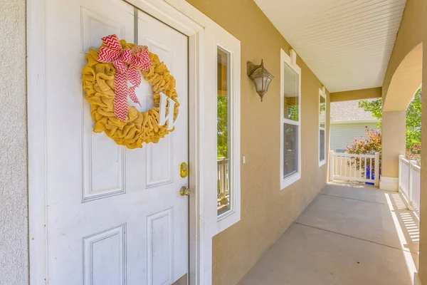 Beyaz ön kapı sarı çelenk ile