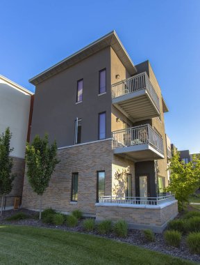 Apartman geç ışıkta kompleksi