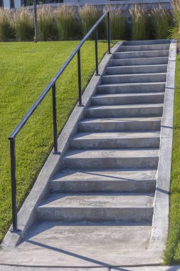 Topluluk alanda çim ile beton merdivenler