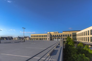 Boş Park yeri ile ağaçlar ve idari bina