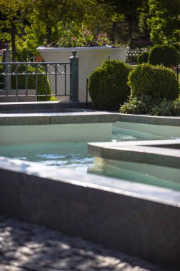 Sert gün ortasında güneş Tapınağı kare Çeşme