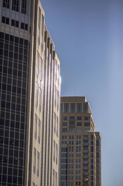 Yüksek binaların güneş yansıma şehir ile